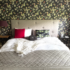 Schlafzimmer Doppelbett möbliertes Apartment Offenbach